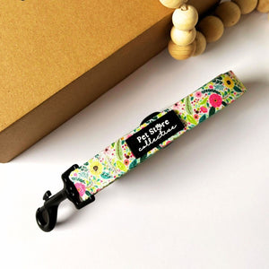 Bloom Floral anti-tangle dog lead close up showing vibrant floral design, Pet Store Collective rubber label and anti-tangle swivel clip.