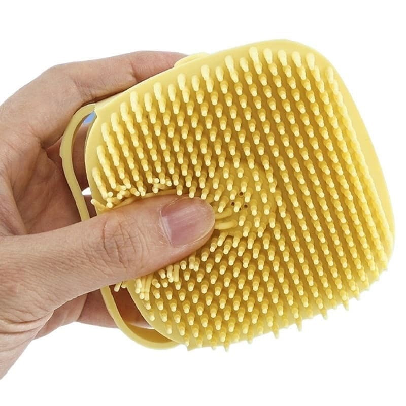 Showing the yellow colour soft and flexible bristles. Our silicone pet scrub brush is the perfect balance of having soft bristles while offering durability. Besides massaging your pet, it also keeps coats healthy. Open the top of the lid and fill with your pet’s favourite shampoo. The gentle soft silicone bristles makes washing your furry friend fun and efficient. Fantastic for older pets, puppies, long hair pets, and helps to brush out any loose hair.