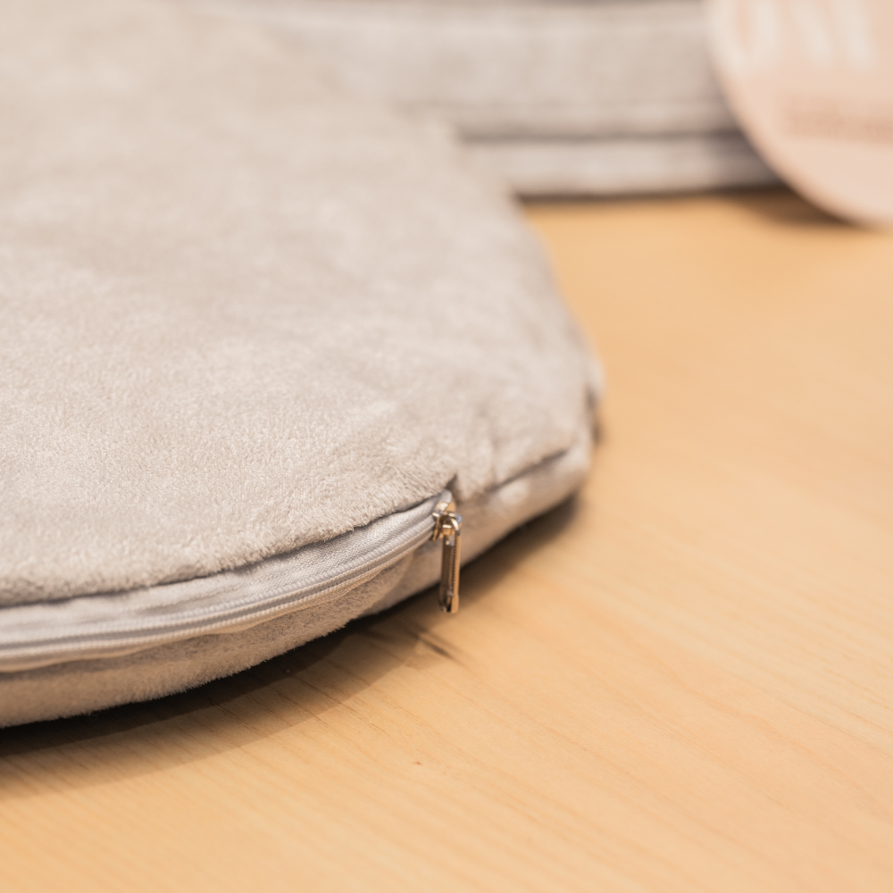 Removable, machine washable cushion cover of our Sustainable Meow Cat Cave Bed, made from 100% recycled light grey felt for an eco-friendly and easy-to-clean pet bed.