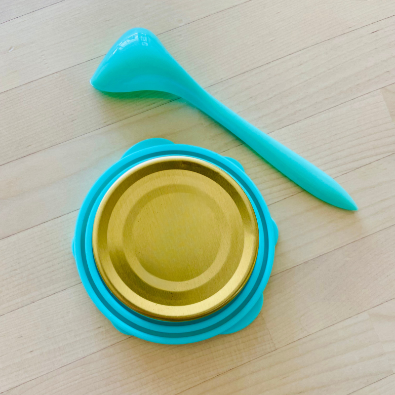 Green silicone paw can cover demonstrating its compatibility with multiple round canned pet food sizes, crafted from food-grade silicone, prolongs freshness, leak-resistant, dishwasher safe.