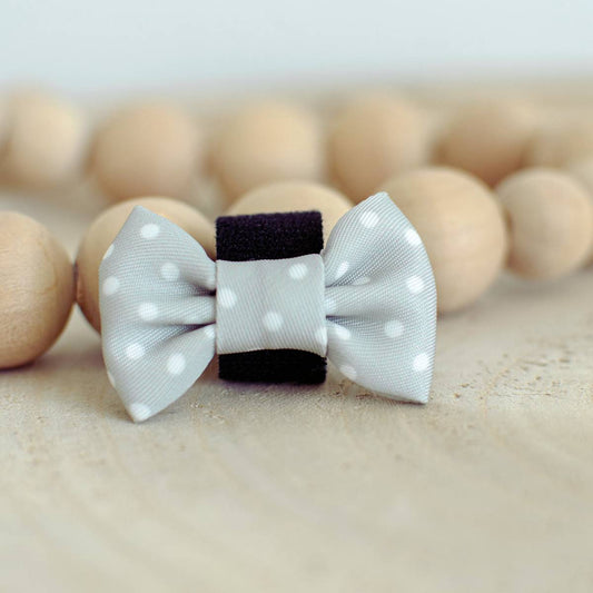Our sage green polka dot cat bow tie – 4.5 cm wide by 3 cm high – lightweight, easy to attach with velcro, and designed to pair with any cat collar or our polka dot cat collar for a cohesive look.