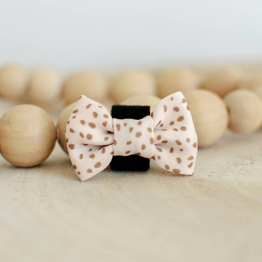 Our speckled amber cat bow tie with velcro backing, designed to match our speckled cat collar for a stylish, coordinated look. Size: 4.5 cm x 3 cm.
