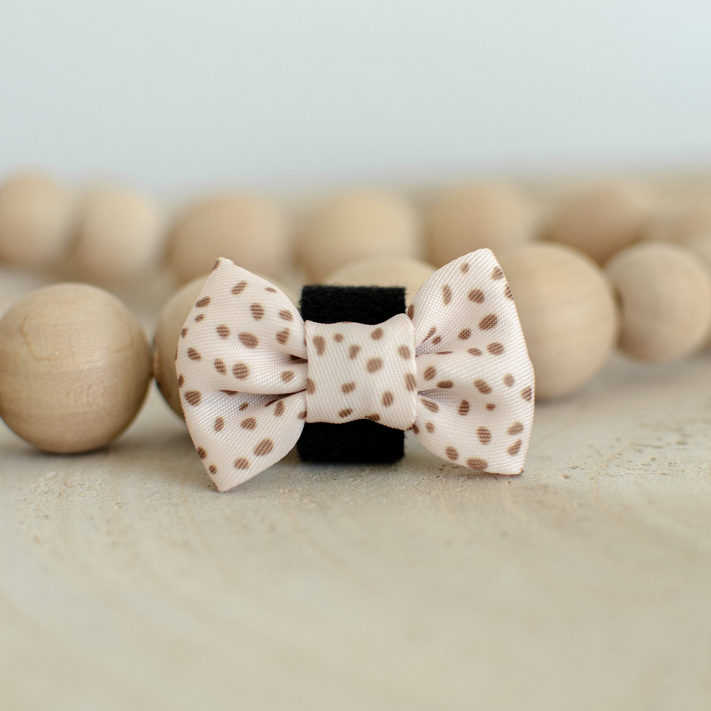 Our Speckled Meow Bow Tie, measuring 4.5 cm in length and 3 cm in height, features an amber speckled pattern inspired by savanna sunsets. Designed to complement our Speckled Safety Meow Cat Collar, this bow tie adds charm and style to your cat’s look. Crafted by cat enthusiasts, it supports independent artists and attaches easily with Velcro for a snug fit.