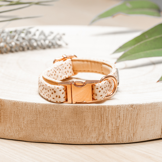 Our Speckled Safety Meow Cat Collar in amber features a warm, sunset-inspired design and rose gold hardware. Adjustable fit for necks 20-30 cm, with a subtle light grey Pet Store Collective logo with white text. Ideal for kittens and adult cats, with a safety release buckle and durable metal alloy hardware.