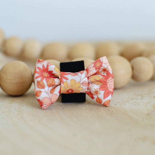 Our wildflower cat bow tie featuring retro floral print in warm tones. Soft polyester, velcro attachment, and 4.5 cm x 3 cm in size.