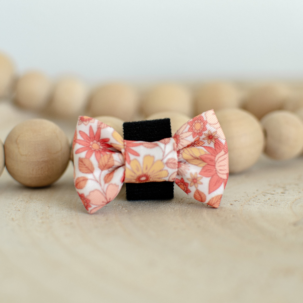 Our Wildflower Meow Bow Tie, measuring 4.5 cm in length and 3 cm in height, features a retro flower print that complements our Wildflower Safety Meow Cat Collar. This charming bow tie, designed by Pet Store Collective, supports independent artists worldwide and adds a stylish touch to your cat’s collar. It attaches easily with Velcro for a snug fit.